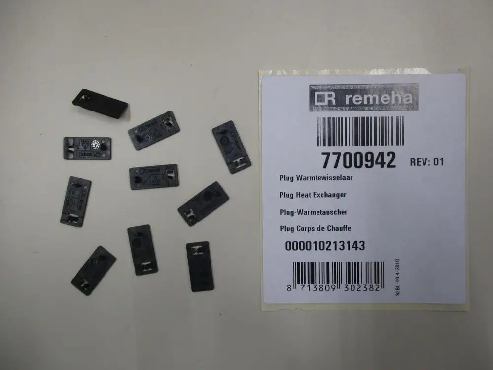 Mehrere schwarze Stecker für einen Plug-Wärmetauscher, neben einem Etikett mit der Artikelnummer 7700942 der Marke Remeha.